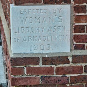 "Erected by Woman's Library Association of Arkadelphia 1903" plaque on brick wall