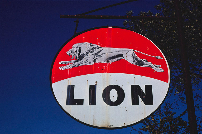 Round hanging "Lion" oil sign