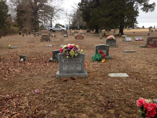 "McKinnon Lisa Suzanne Blount" gravestone in cemetery