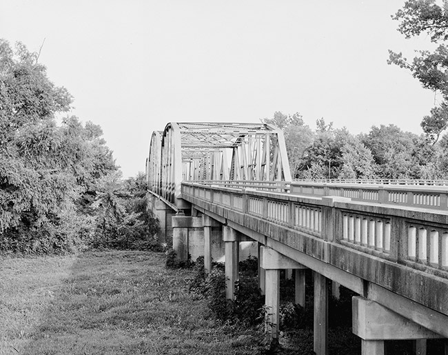 Steel arch bridge with concrete platform and supports