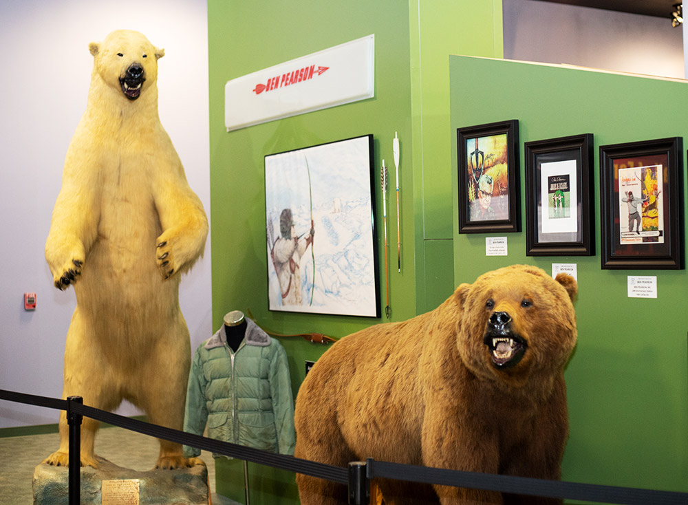 Display featuring a stuffed white bear on its hind legs and a stuffed brown bear on all fours