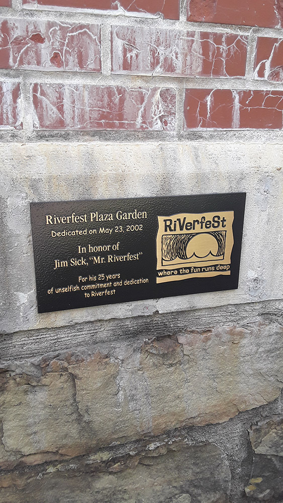 Black plaque with gold lettering "Riverfest"