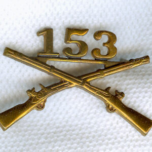 Insignia pin featuring two crossed muskets and the number "153"