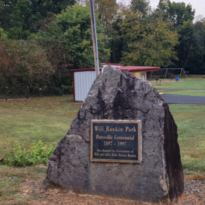 Metal sign attached to a boulder saying "site donated by descendants of Will and Lillie Belle Morton Rankin"